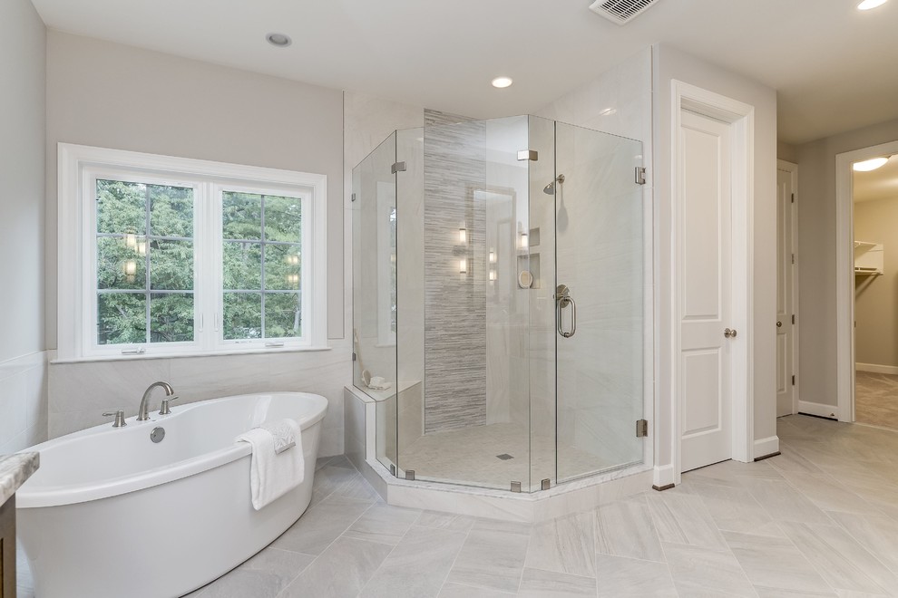Exemple d'une grande salle de bain principale chic en bois brun avec un placard à porte shaker, une baignoire indépendante, une douche d'angle, un carrelage beige, des carreaux de porcelaine, un mur beige, un sol en carrelage de porcelaine, un lavabo encastré, un sol beige et une cabine de douche à porte battante.