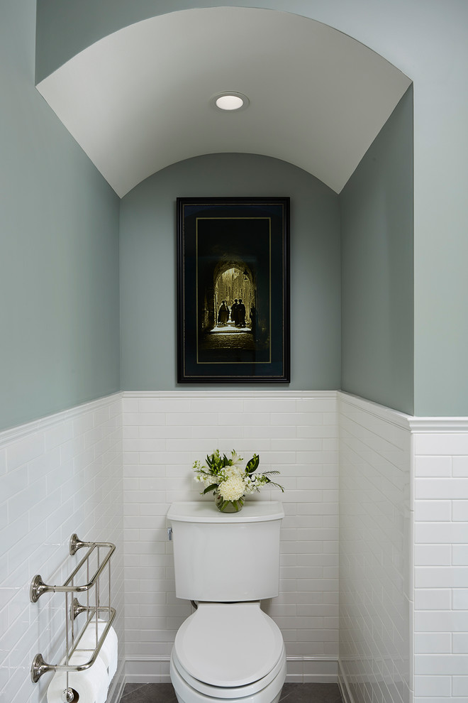 Ispirazione per un bagno di servizio chic di medie dimensioni con ante con riquadro incassato, ante bianche, pareti blu, pavimento con piastrelle in ceramica, lavabo sottopiano, top in granito e pavimento grigio