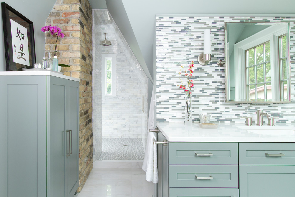 Foto de cuarto de baño contemporáneo con azulejos en listel