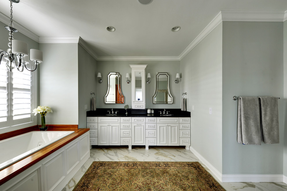 Идея дизайна: ванная комната: освещение в классическом стиле с накладной ванной