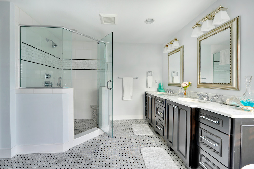 Источник вдохновения для домашнего уюта: ванная комната в стиле неоклассика (современная классика) с врезной раковиной, фасадами с утопленной филенкой, темными деревянными фасадами, душем в нише и белой плиткой