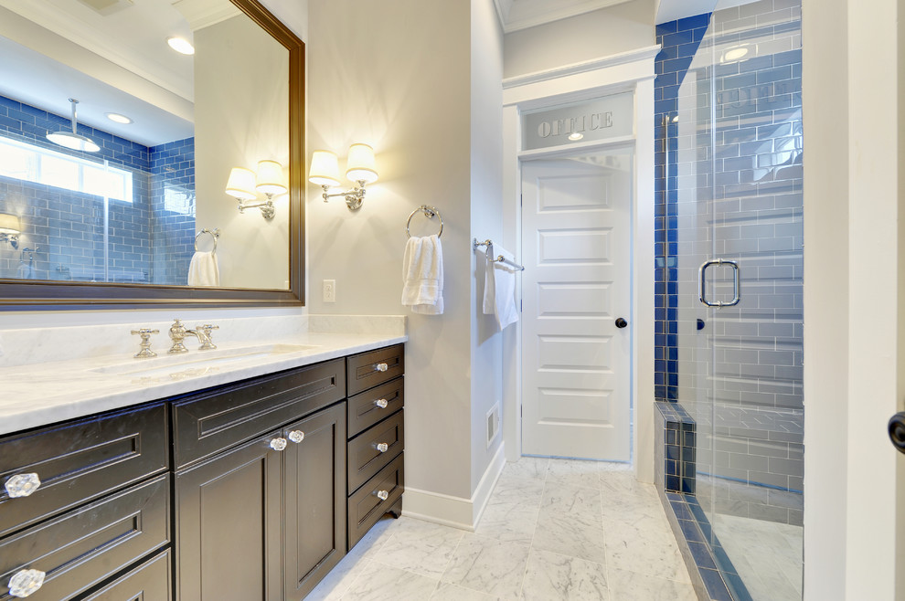 Imagen de cuarto de baño contemporáneo con encimera de mármol y baldosas y/o azulejos de cemento