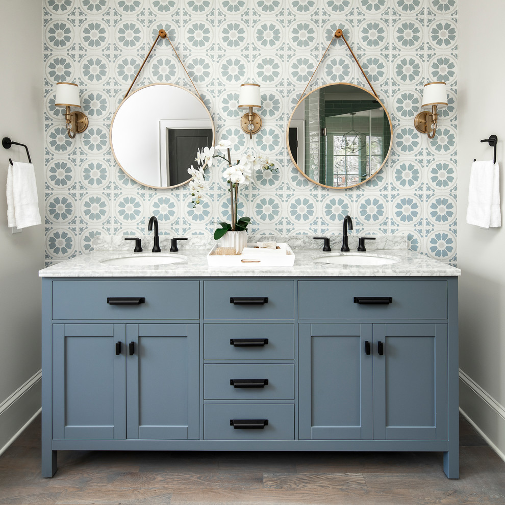 Bild på ett stort lantligt grå grått en-suite badrum, med blå kakel, cementkakel, beige väggar, marmorbänkskiva, brunt golv, blå skåp, mörkt trägolv, ett undermonterad handfat och skåp i shakerstil