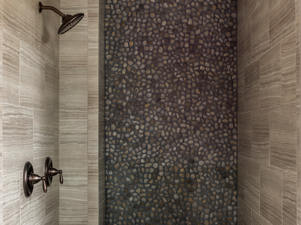 Mittelgroßes Modernes Badezimmer En Suite mit offener Dusche, farbigen Fliesen und Kieselfliesen in Atlanta