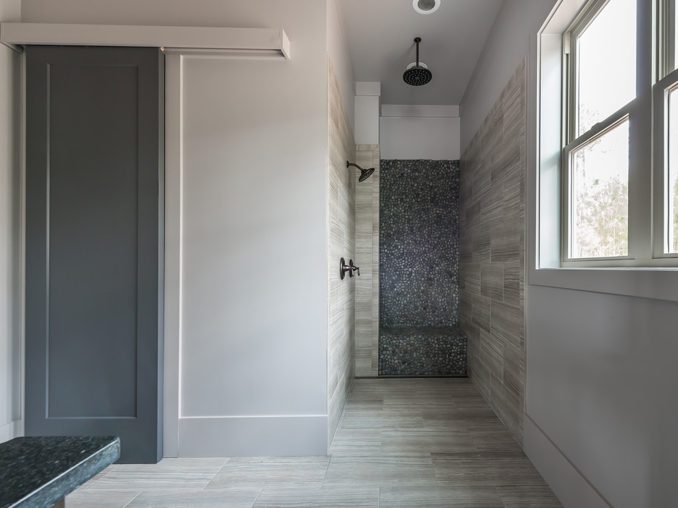 Пример оригинального дизайна: главная ванная комната среднего размера в стиле модернизм с открытым душем, серой плиткой, керамической плиткой, серыми стенами и полом из керамической плитки