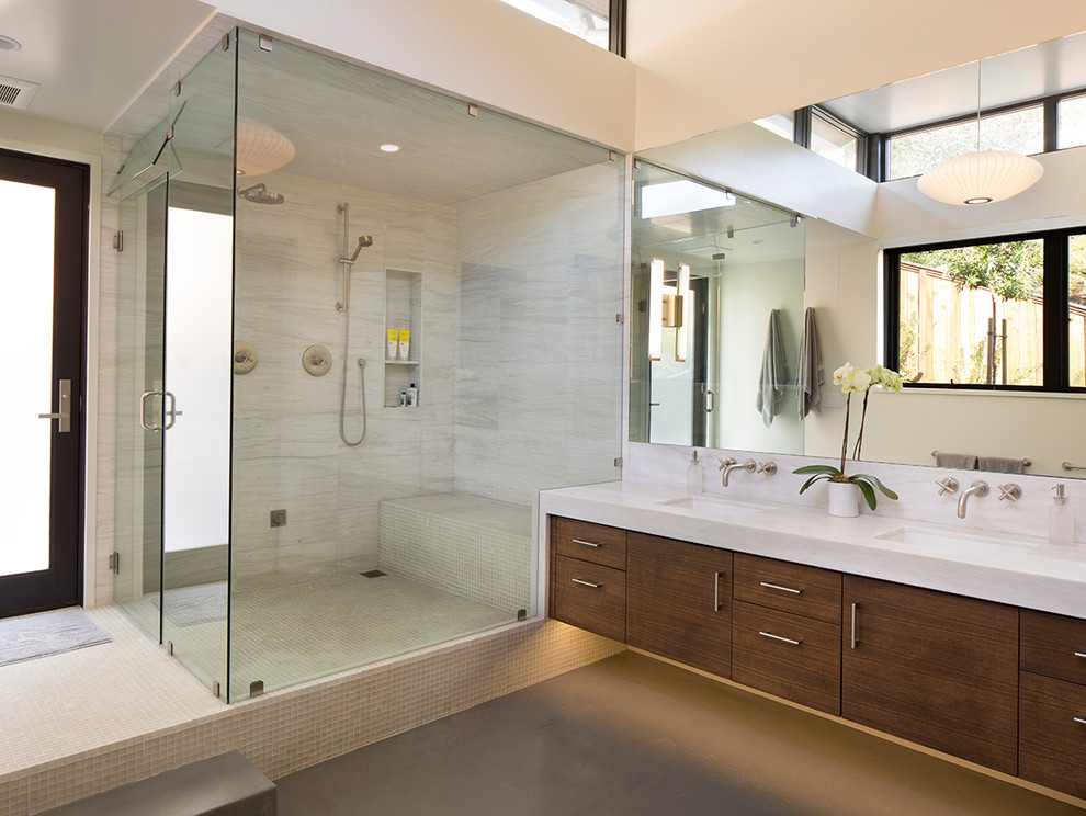 Пример оригинального дизайна: большая ванная комната в современном стиле с плоскими фасадами, темными деревянными фасадами, врезной раковиной и душем с распашными дверями