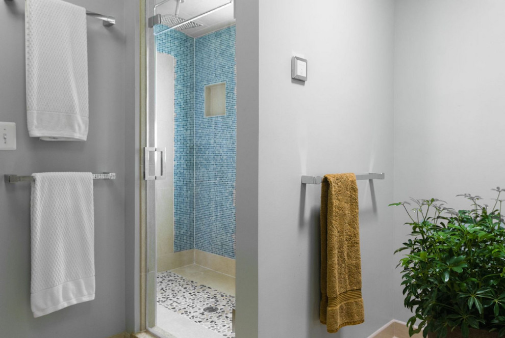 Exempel på ett mellanstort eklektiskt badrum, med luckor med infälld panel, skåp i mellenmörkt trä, en öppen dusch, blå kakel, glaskakel, grå väggar, klinkergolv i keramik och bänkskiva i akrylsten