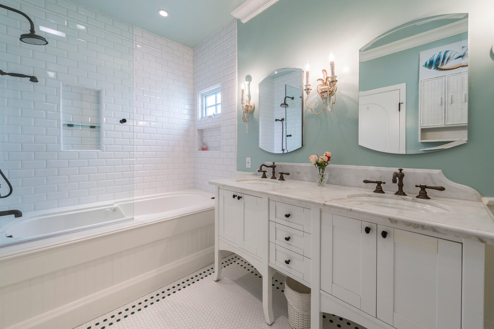 Exempel på ett mellanstort maritimt vit vitt badrum med dusch, med med dusch som är öppen, vita skåp, ett badkar i en alkov, en dusch/badkar-kombination, vit kakel, tunnelbanekakel, gröna väggar, mosaikgolv, ett undermonterad handfat, marmorbänkskiva, vitt golv och skåp i shakerstil