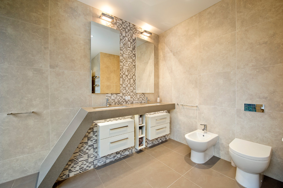 Cette photo montre une salle de bain moderne avec un bidet.
