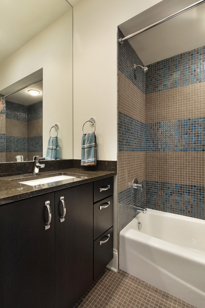 Modernes Badezimmer mit Mosaikfliesen in Chicago