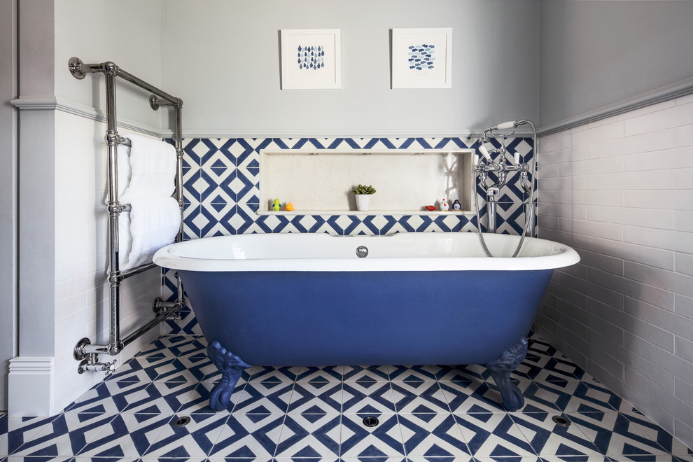 Diseño de cuarto de baño infantil clásico con bañera con patas, baldosas y/o azulejos azules, baldosas y/o azulejos de cemento, paredes azules, suelo de azulejos de cemento y suelo azul