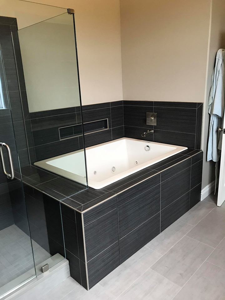 Exempel på ett modernt en-suite badrum