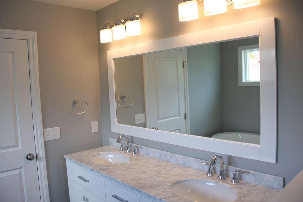 Bild på ett vintage en-suite badrum, med skåp i shakerstil, vita skåp, ett fristående badkar, en hörndusch, grå kakel, keramikplattor, grå väggar, klinkergolv i keramik, ett undermonterad handfat, marmorbänkskiva, brunt golv och dusch med gångjärnsdörr
