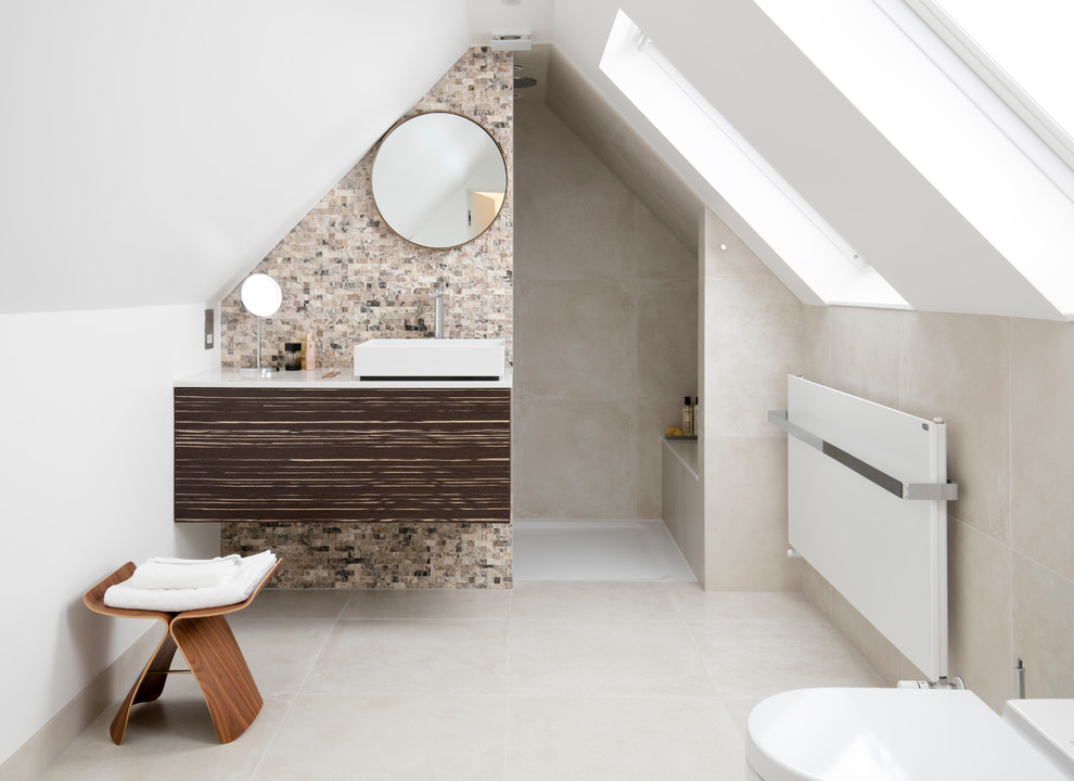 На фото: ванная комната в современном стиле с плоскими фасадами, душем в нише, бежевой плиткой, белыми стенами, душевой кабиной, настольной раковиной и открытым душем