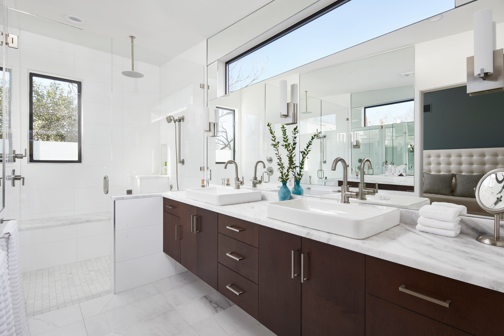 Идея дизайна: ванная комната в современном стиле с плоскими фасадами, темными деревянными фасадами, душем в нише, белой плиткой, настольной раковиной, белым полом, душем с распашными дверями и белой столешницей