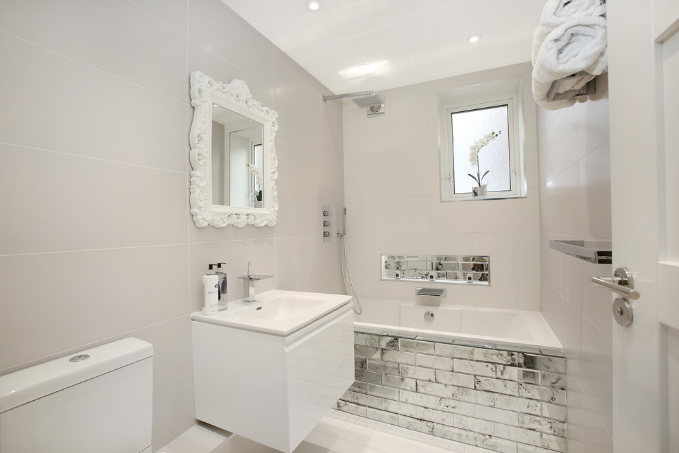 Esempio di una stanza da bagno design con ante bianche, vasca/doccia, piastrelle beige, pareti beige, pavimento con piastrelle in ceramica, lavabo sospeso, pavimento beige, doccia aperta e top bianco