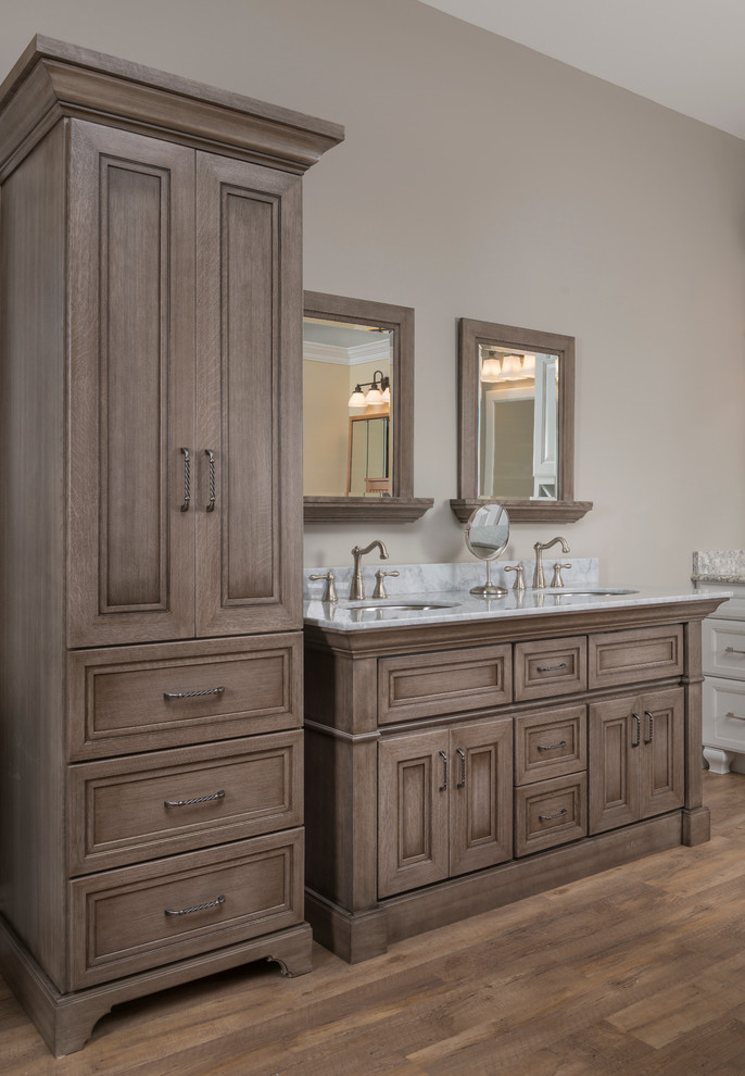 Esempio di una stanza da bagno padronale chic di medie dimensioni con consolle stile comò, ante in legno chiaro, pareti beige, pavimento in legno massello medio, lavabo da incasso e top in granito