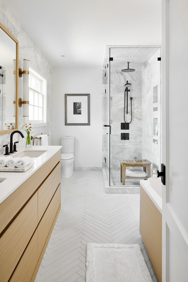 Inspiration för moderna vitt en-suite badrum, med släta luckor, skåp i mellenmörkt trä, en hörndusch, vit kakel, vita väggar, ett undermonterad handfat, vitt golv och dusch med gångjärnsdörr