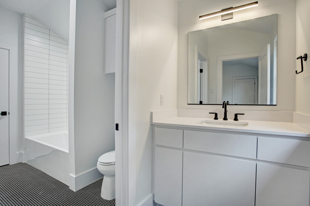 Idéer för mellanstora funkis vitt badrum, med släta luckor, vita skåp, ett badkar i en alkov, en toalettstol med hel cisternkåpa, vit kakel, stickkakel, vita väggar och flerfärgat golv