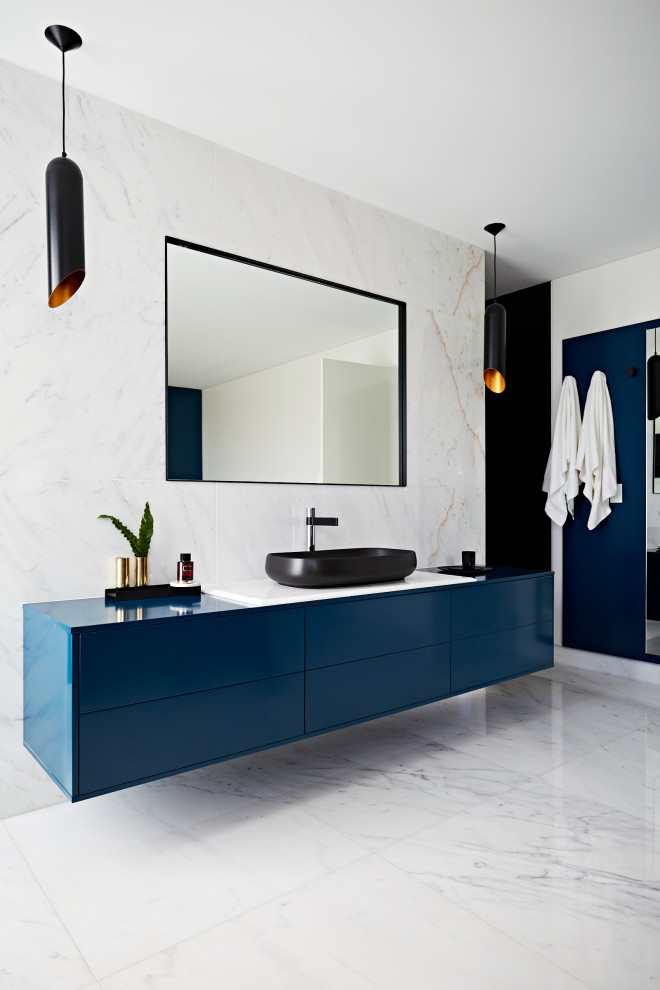 Idéer för ett modernt vit badrum, med släta luckor, blå skåp, vita väggar, ett fristående handfat och vitt golv