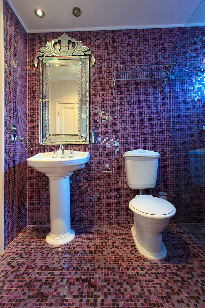 Diseño de cuarto de baño clásico pequeño con ducha esquinera, sanitario de dos piezas, baldosas y/o azulejos en mosaico, paredes púrpuras, suelo con mosaicos de baldosas, aseo y ducha, lavabo con pedestal y suelo violeta