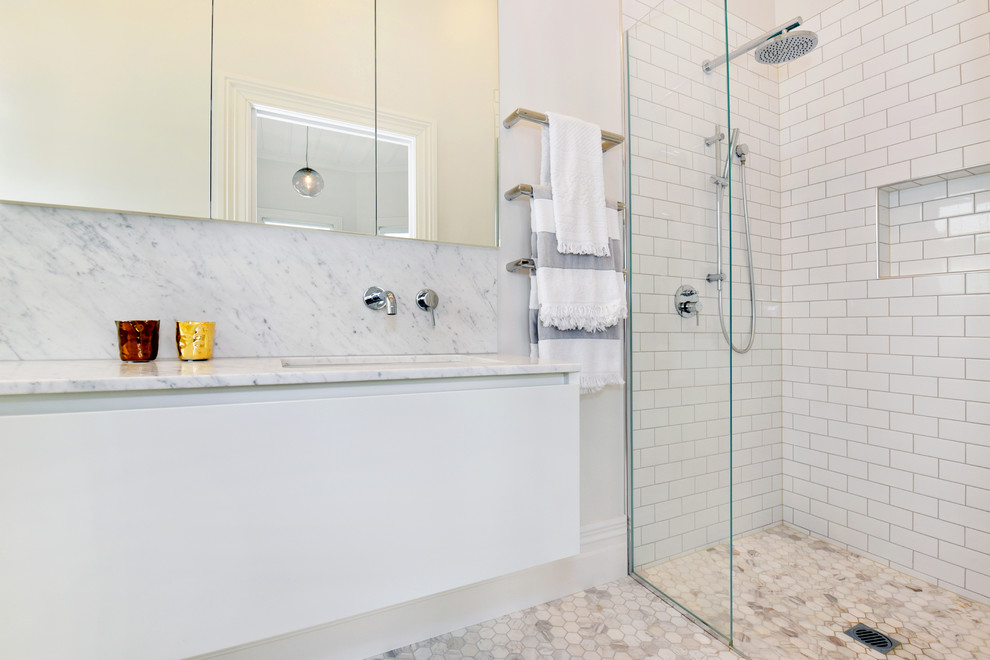Свежая идея для дизайна: маленькая ванная комната в классическом стиле с белыми фасадами, отдельно стоящей ванной, душем в нише, унитазом-моноблоком, белой плиткой, плиткой кабанчик, белыми стенами, полом из мозаичной плитки, мраморной столешницей и врезной раковиной для на участке и в саду - отличное фото интерьера