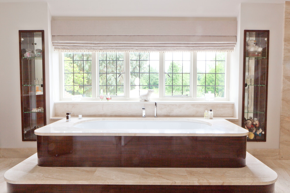 Idéer för ett stort modernt en-suite badrum, med släta luckor, bruna skåp, ett platsbyggt badkar, en dubbeldusch, beige kakel, marmorkakel, beige väggar, marmorgolv, ett integrerad handfat, marmorbänkskiva och med dusch som är öppen