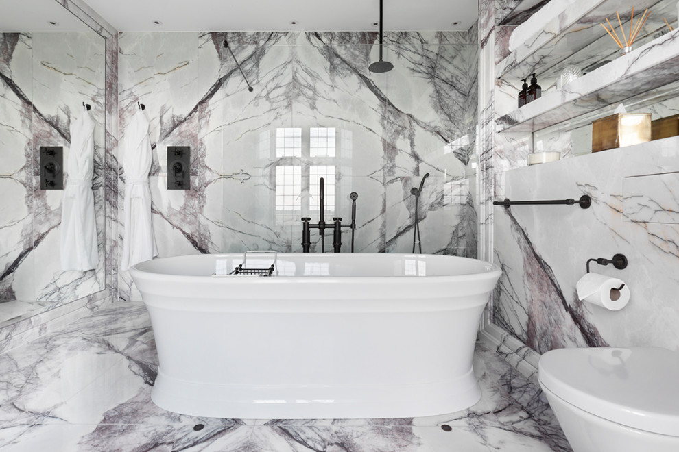 Foto på ett stort funkis vit en-suite badrum, med luckor med lamellpanel, lila skåp, ett fristående badkar, en öppen dusch, vit kakel, marmorkakel, marmorgolv, ett avlångt handfat, marmorbänkskiva och flerfärgat golv