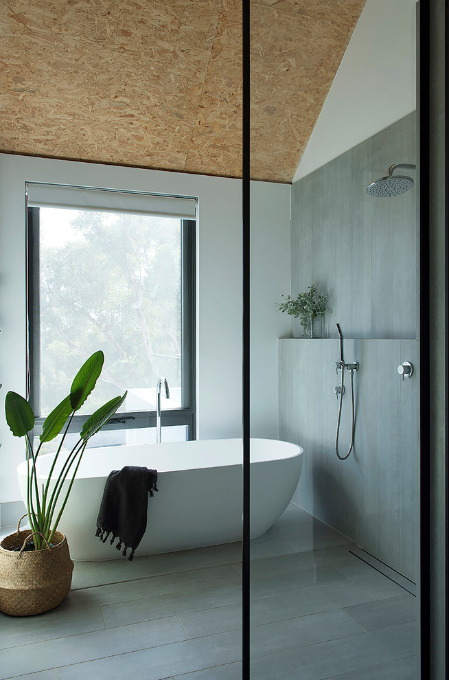 Idéer för ett mellanstort modernt svart en-suite badrum, med möbel-liknande, svarta skåp, ett fristående badkar, en öppen dusch, grå kakel, keramikplattor, vita väggar, klinkergolv i keramik, ett fristående handfat, laminatbänkskiva, grått golv och med dusch som är öppen