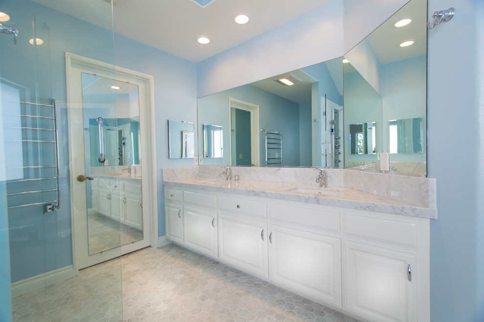 Foto di una grande stanza da bagno padronale contemporanea con ante in stile shaker, ante bianche, pareti blu, lavabo sottopiano e top in marmo