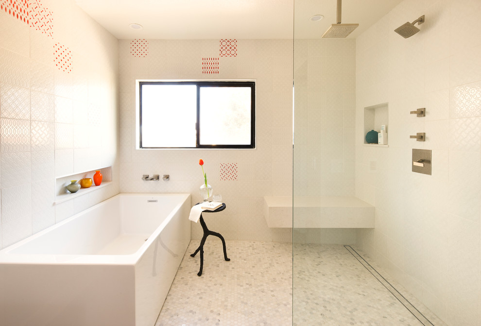 Modelo de cuarto de baño rectangular actual con ducha abierta, baldosas y/o azulejos blancos, paredes blancas y ducha abierta