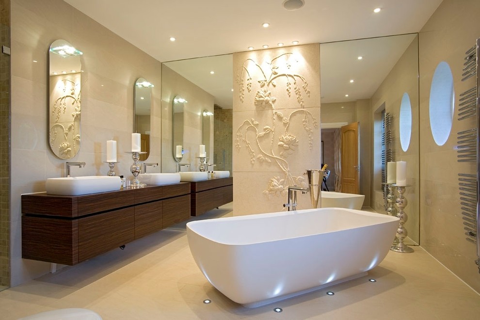 Modernes Badezimmer mit freistehender Badewanne und Aufsatzwaschbecken in London