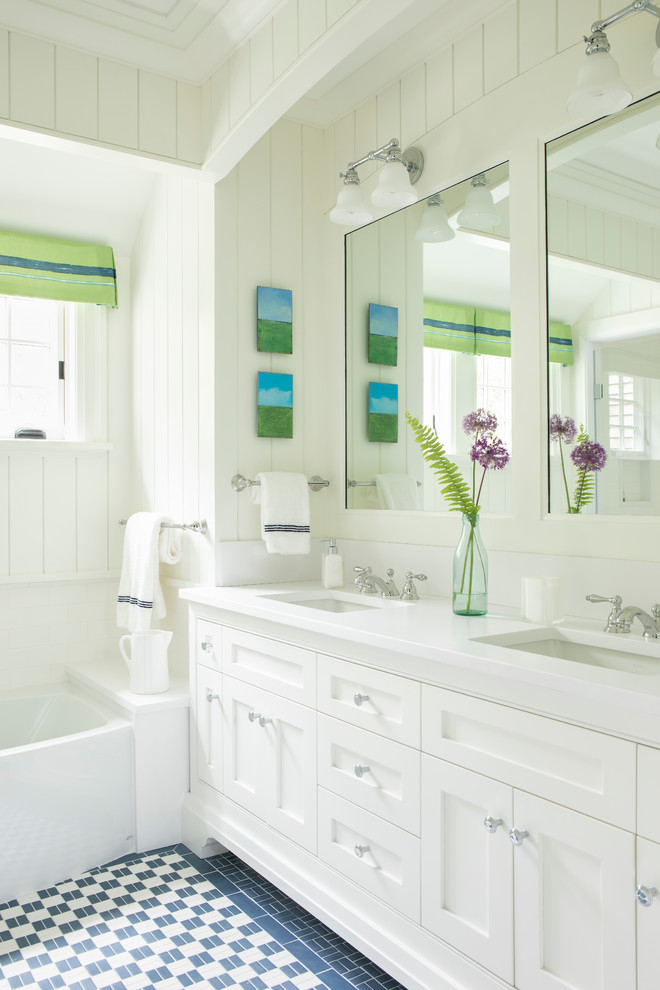 Foto de cuarto de baño azulejo de dos tonos marinero con armarios estilo shaker, puertas de armario blancas, paredes blancas, lavabo bajoencimera, suelo multicolor y encimeras blancas