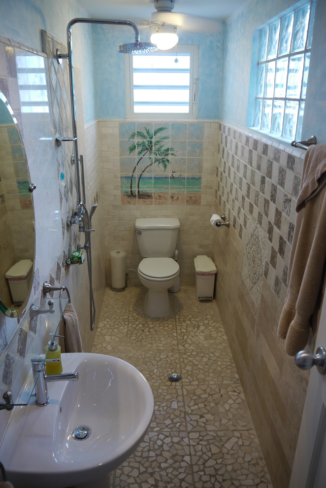 На фото: маленькая ванная комната в морском стиле с открытым душем, бежевой плиткой, плиткой мозаикой, бежевыми стенами, полом из мозаичной плитки, душевой кабиной и подвесной раковиной для на участке и в саду с