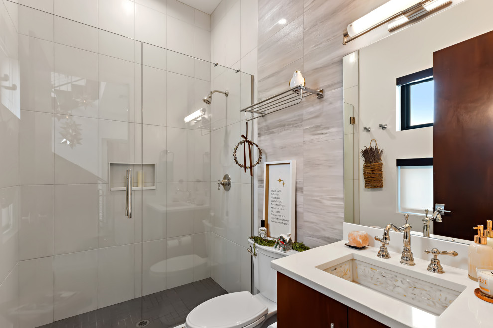 Idéer för ett mellanstort modernt vit badrum med dusch, med släta luckor, skåp i mörkt trä, en jacuzzi, en hörndusch, grå kakel, stenkakel, beige väggar, klinkergolv i porslin, ett undermonterad handfat, bänkskiva i kvarts, grått golv och dusch med gångjärnsdörr