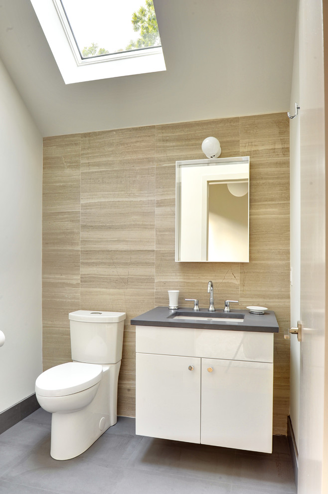 На фото: ванная комната среднего размера в современном стиле с врезной раковиной, плоскими фасадами, белыми фасадами, раздельным унитазом, бежевой плиткой, керамогранитной плиткой, белыми стенами, бетонным полом и душевой кабиной