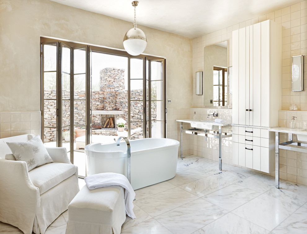 Immagine di una stanza da bagno eclettica con vasca freestanding e lavabo a consolle