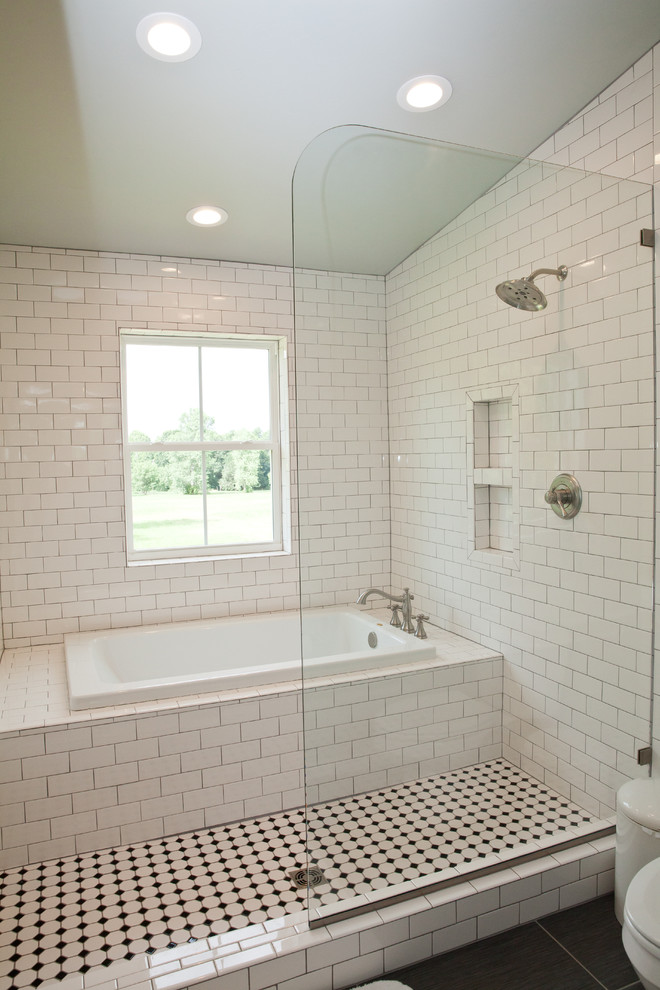 オクラホマシティにある高級な中くらいなカントリー風のおしゃれなマスターバスルーム (ドロップイン型浴槽、洗い場付きシャワー、白いタイル、サブウェイタイル、白い壁、セラミックタイルの床、黒い床、オープンシャワー、壁付け型シンク、照明) の写真