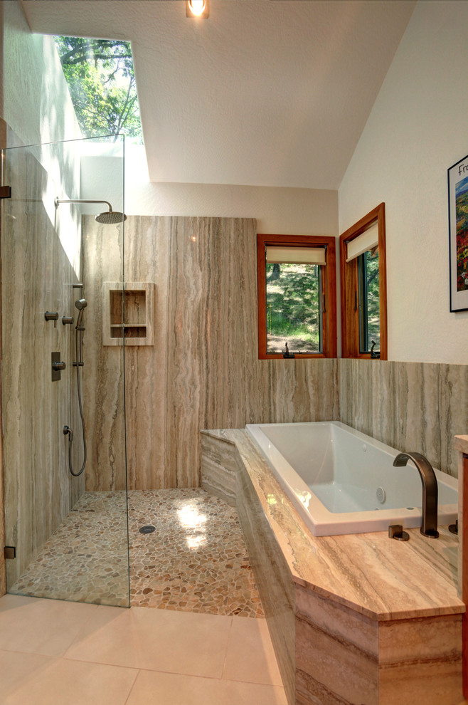 Aménagement d'une salle de bain contemporaine avec une baignoire posée, une douche d'angle, un carrelage beige et un mur beige.