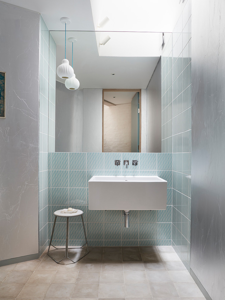 Idéer för att renovera ett mellanstort funkis badrum med dusch, med klinkergolv i porslin, ett väggmonterat handfat, grått golv, blå kakel och glaskakel