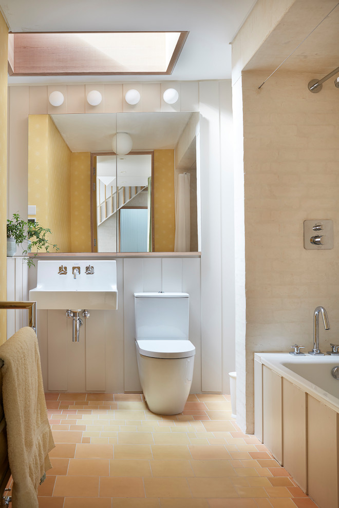 Idée de décoration pour une salle de bain principale et beige et blanche design de taille moyenne avec une baignoire en alcôve, un combiné douche/baignoire, WC à poser, un mur blanc, un sol en carrelage de porcelaine, un lavabo suspendu et un sol beige.