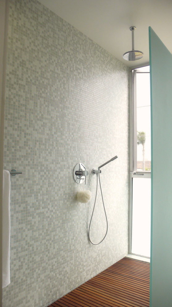 Bild på ett funkis badrum, med en öppen dusch, vit kakel, mosaik och mörkt trägolv