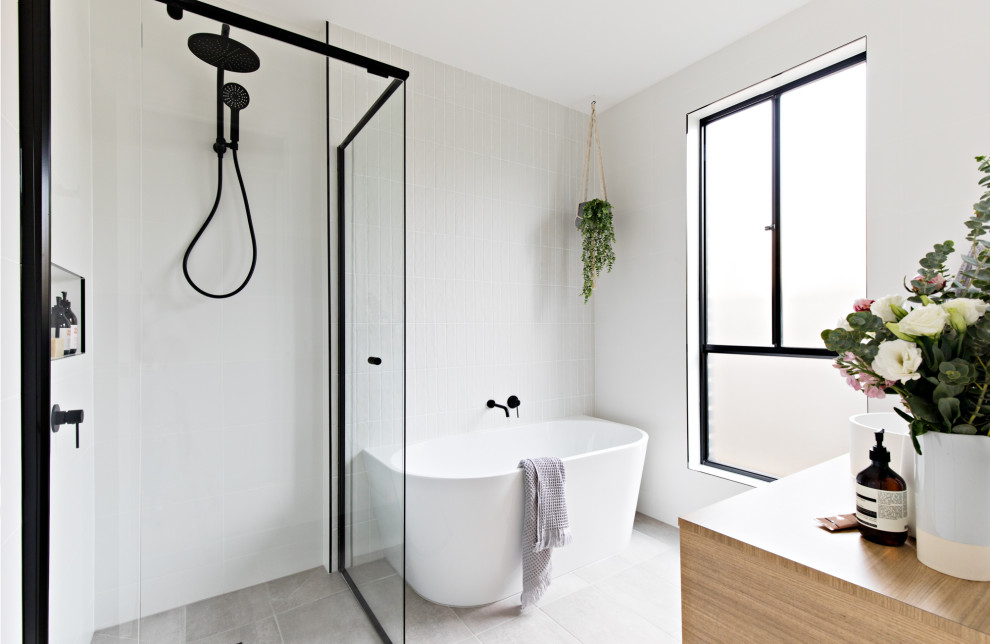 Идея дизайна: ванная комната в скандинавском стиле с отдельно стоящей ванной, белой плиткой, белыми стенами, настольной раковиной и серым полом