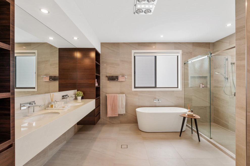 Exempel på ett modernt beige beige en-suite badrum, med släta luckor, beige skåp, en dusch i en alkov, beige väggar, ett undermonterad handfat, beiget golv och dusch med skjutdörr