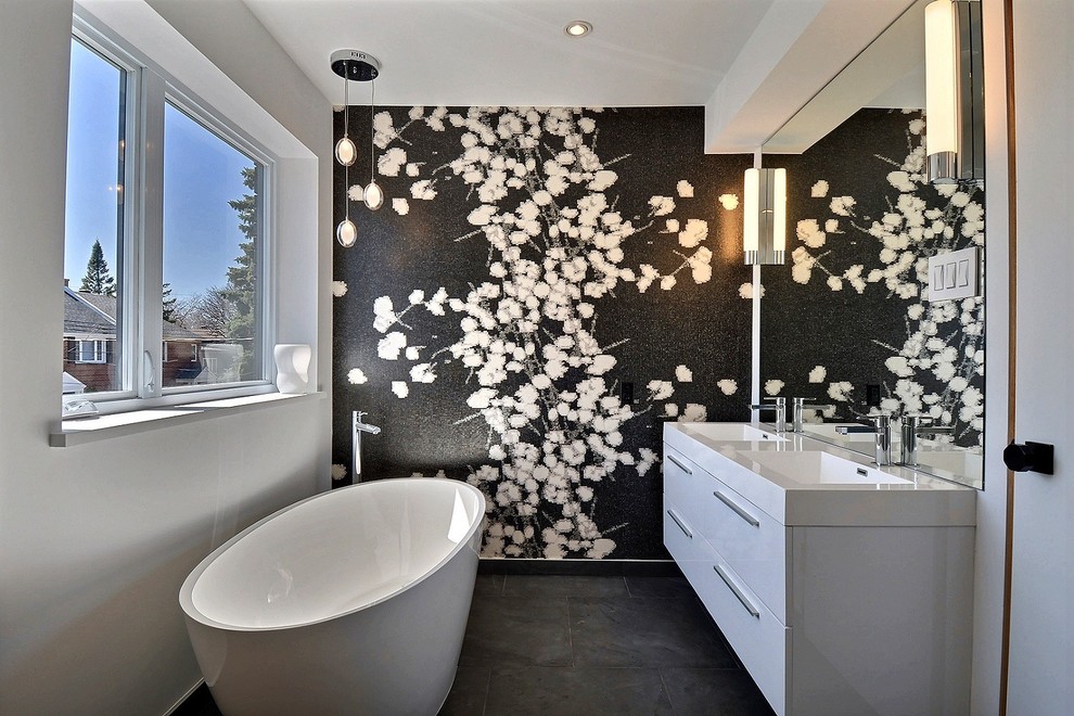 Стильный дизайн: ванная комната в современном стиле с отдельно стоящей ванной и окном - последний тренд