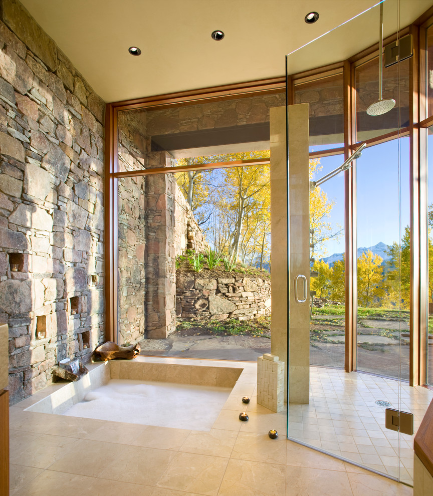 На фото: главная ванная комната в современном стиле с ванной в нише, бежевой плиткой и полом из керамической плитки с
