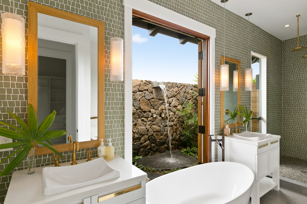 Источник вдохновения для домашнего уюта: большая главная ванная комната в морском стиле с фасадами в стиле шейкер, белыми фасадами, отдельно стоящей ванной, угловым душем, раздельным унитазом, зеленой плиткой, стеклянной плиткой, белыми стенами, полом из керамогранита, накладной раковиной, столешницей из искусственного кварца, серым полом и душем с распашными дверями