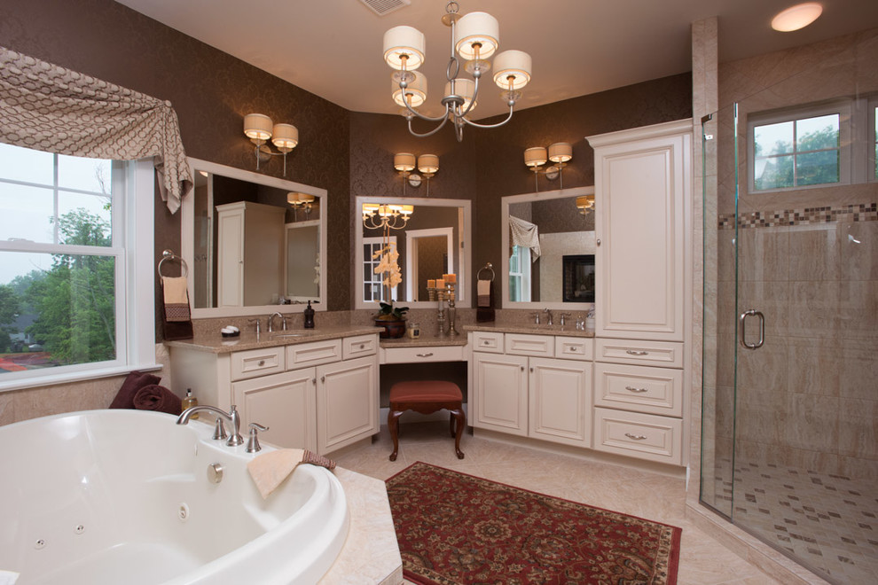 Inredning av ett amerikanskt stort en-suite badrum, med beige skåp, ett platsbyggt badkar, en hörndusch, beige kakel, bruna väggar, klinkergolv i keramik, ett undermonterad handfat, marmorbänkskiva och dusch med gångjärnsdörr
