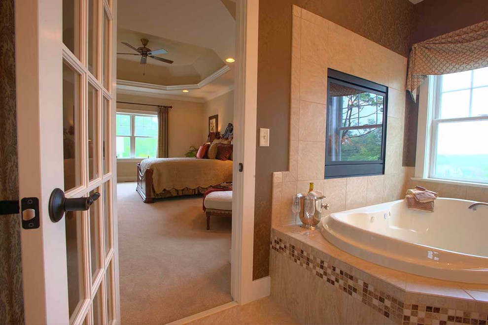 Cette image montre une grande salle de bain craftsman avec une baignoire posée, un carrelage beige, un mur marron et un sol en carrelage de céramique.