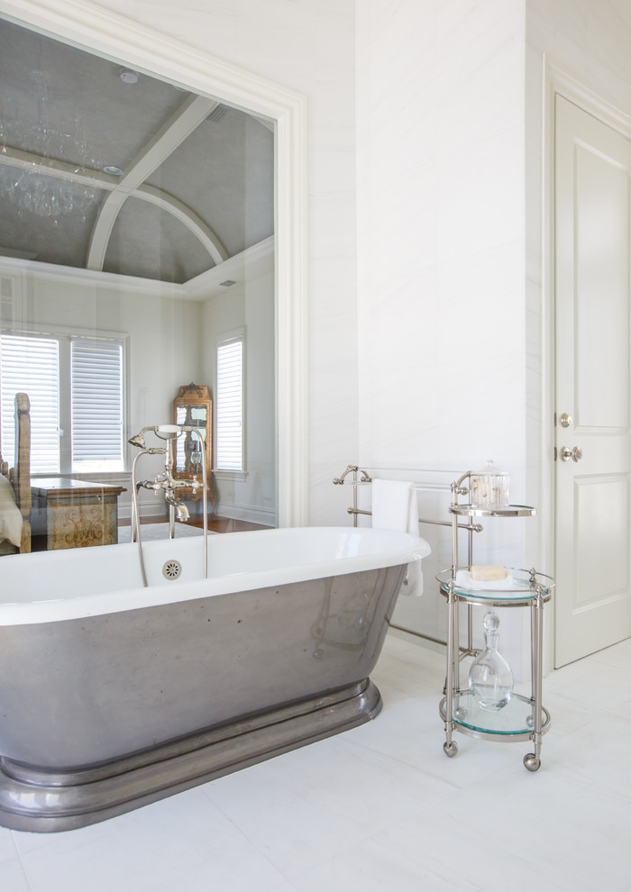 Idéer för ett mellanstort klassiskt en-suite badrum, med luckor med profilerade fronter, skåp i slitet trä, ett fristående badkar, en hörndusch, grå väggar, klinkergolv i porslin, ett undermonterad handfat, bänkskiva i akrylsten, vitt golv och dusch med gångjärnsdörr